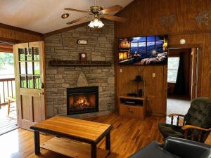 ER31 - Grandma And Granpaws Place - Great Location - Close to Parkway in PF cabin