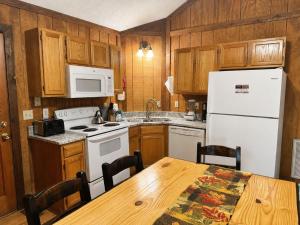 ER31 - Grandma And Granpaws Place - Great Location - Close to Parkway in PF cabin