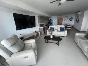 Luxurious Condo with Spectacular Ocean Views