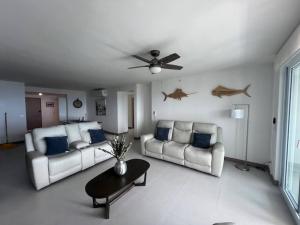 Luxurious Condo with Spectacular Ocean Views