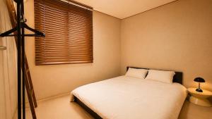 10-minute walk from Busan Station Korean-style, two-story family home in a traditional Busan house Accommodation for families of 6