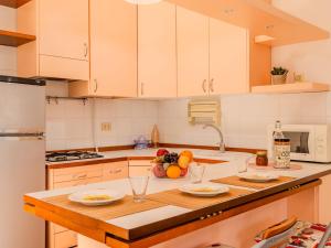 Apartment La Piazzetta sul Lago by Interhome