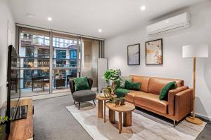 Dockslands 2 Bed Apt Comfortable FamilyFriendly Pool Gym Free Parking