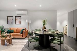 Dockslands 2 Bed Apt Comfortable FamilyFriendly Pool Gym Free Parking