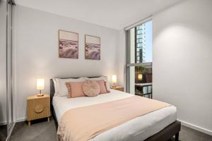 Dockslands 2 Bed Apt Comfortable FamilyFriendly Pool Gym Free Parking