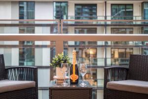 Dockslands 2 Bed Apt Comfortable FamilyFriendly Pool Gym Free Parking
