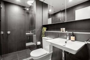 Dockslands 2 Bed Apt Comfortable FamilyFriendly Pool Gym Free Parking