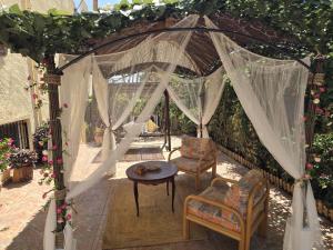The Garden RA Floor Private Rooms, Pool, Garden Access