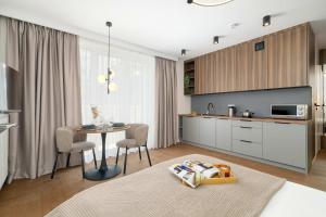 Modern Studio in Downtown with Balcony by Noclegi Renters