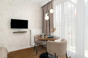 Modern Studio in Downtown with Balcony by Noclegi Renters
