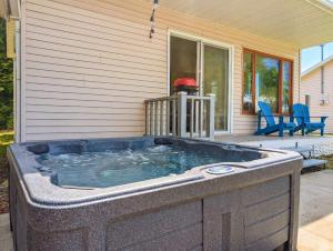 Chalet Studio #1 Waterfront with Spa Fireplace & Wifi