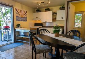 Chalet Studio #1 Waterfront with Spa Fireplace & Wifi