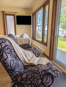 Chalet Studio #1 Waterfront with Spa Fireplace & Wifi