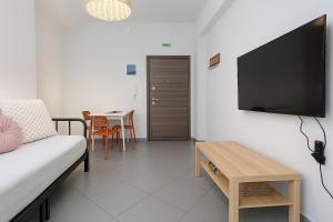City Center 1BR Apt with Large Balcony