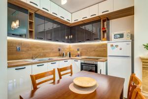 2BD Forest Retreat with Fireplace and Private Terrace by Flаt Mаnаger