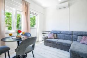 Leona Lux Apartment with Terrace & Free Parking