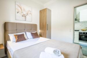 Leona Lux Apartment with Terrace & Free Parking