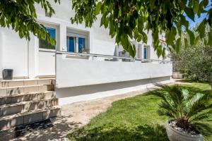 Leona Lux Apartment with Terrace & Free Parking