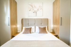 Leona Lux Apartment with Terrace & Free Parking