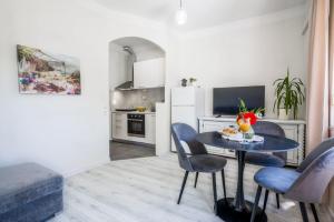 Leona Lux Apartment with Terrace & Free Parking