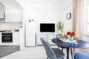 Leona Lux Apartment with Terrace & Free Parking