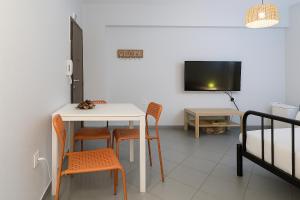 City Center 1BR Apt with Large Balcony