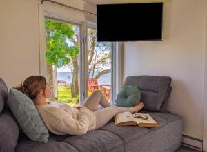 Chalet #2 Waterfront with Spa, Fireplace Wifi & AC