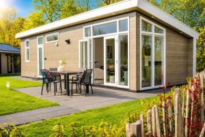 Luxe chalet aan het meer in Zeeland 4 pers VP108