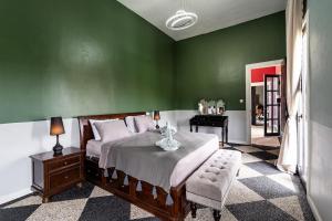 Orfeas Villas - Luxury 5BR Mansion in Canggu, Pool, Jacuzzi, Gym