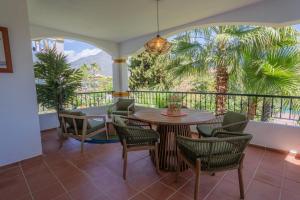 MARBELLA BANUS SUITES - Banús-Nueva Andalucía - Premium Renovated 2BR - 2BA Apartment - Outdoor Terrace w Mountain Views - Brand-New Furniture, Décor & Appliances - Dama de Noche Urb- S Pools - Only 1,5 K m from Puerto Banús - Ideal for Familie