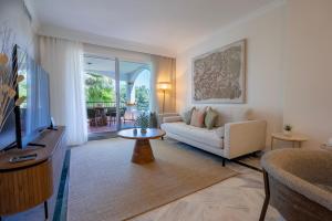 MARBELLA BANUS SUITES - Banús-Nueva Andalucía - Premium Renovated 2BR - 2BA Apartment - Outdoor Terrace w Mountain Views - Brand-New Furniture, Décor & Appliances - Dama de Noche Urb- S Pools - Only 1,5 K m from Puerto Banús - Ideal for Familie