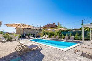 1 bedroom apartment with pool and garage in Villa Marealto