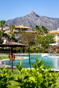MARBELLA BANUS SUITES - Banús-Nueva Andalucía - Premium Renovated 2BR - 2BA Apartment - Outdoor Terrace w Mountain Views - Brand-New Furniture, Décor & Appliances - Dama de Noche Urb- S Pools - Only 1,5 K m from Puerto Banús - Ideal for Familie