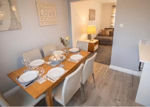 3 Bedroom House - Parking - Wifi - Fully Refurbished Throughout - New Kitchen & Bathroom