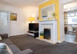 3 Bedroom House - Parking - Wifi - Fully Refurbished Throughout - New Kitchen & Bathroom