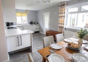 3 Bedroom House - Parking - Wifi - Fully Refurbished Throughout - New Kitchen & Bathroom
