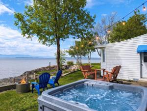 Chalet Loft #4 Waterfront with Spa, Fireplace and Wifi