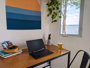 Chalet Loft #4 Waterfront with Spa, Fireplace and Wifi