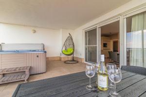 Lakeside Panorama Penthouse w Jacuzzi & AC by NW