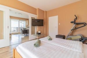 Lakeside Panorama Penthouse w Jacuzzi & AC by NW