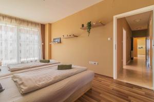 Lakeside Panorama Penthouse w Jacuzzi & AC by NW