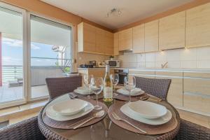 Lakeside Panorama Penthouse w Jacuzzi & AC by NW