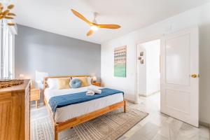2 bed Apartment - Beachfront with Roof Terrace - Pass the Keys
