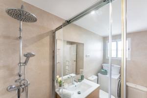 2 bed Apartment - Beachfront with Roof Terrace - Pass the Keys