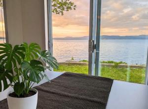 Chalet Studio #5 Waterfront with Spa, Fireplace & Wifi