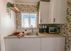 Chalet Studio #5 Waterfront with Spa, Fireplace & Wifi