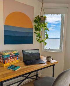 Chalet Studio #5 Waterfront with Spa, Fireplace & Wifi