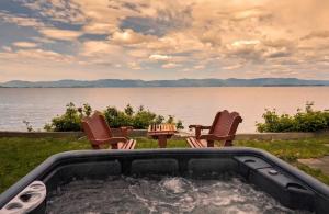Chalet Studio #5 Waterfront with Spa, Fireplace & Wifi