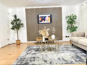 Sleeps8-KingBeds-SofaBed-Garden-AirCon-FreeParking
