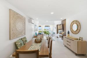 Oceanfront Penthouse, Playa Dorada Escape